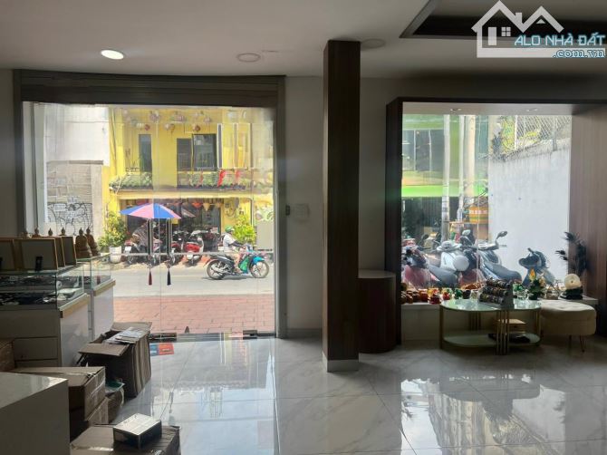 Biệt thự ngay Nguyễn Thị Minh Khai, Q.1, 10m*18m, 3 tầng chỉ 100tr/th - 3