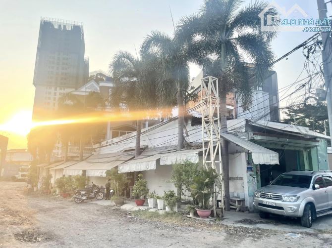 VẠN NGƯỜI MÊ. NHÀ 2MẶT TIỀN LÔ GÓC TÊN LỬA SIÊU HIẾM 547M2, 3TẦNG 40P, DÒNG TIỀN 100TR.