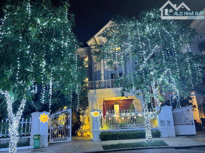 Bán Siêu biệt thự Vinhomes Hoa Sữa 400m2.5 tầng - Chủ gửi NH - Giảm chào 30 tỷ