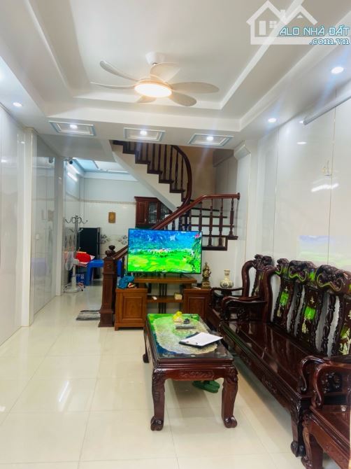 Vũ Tông Phan, Thanh Xuân, Ô tô đỗ cửa, Nhà đẹp, 40m² × 5 tầng, MT 4m, Nhỉnh 6 tỷ.