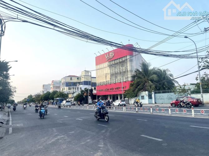VẠN NGƯỜI MÊ. NHÀ 2MẶT TIỀN LÔ GÓC TÊN LỬA SIÊU HIẾM 547M2, 3TẦNG 40P, DÒNG TIỀN 100TR. - 4