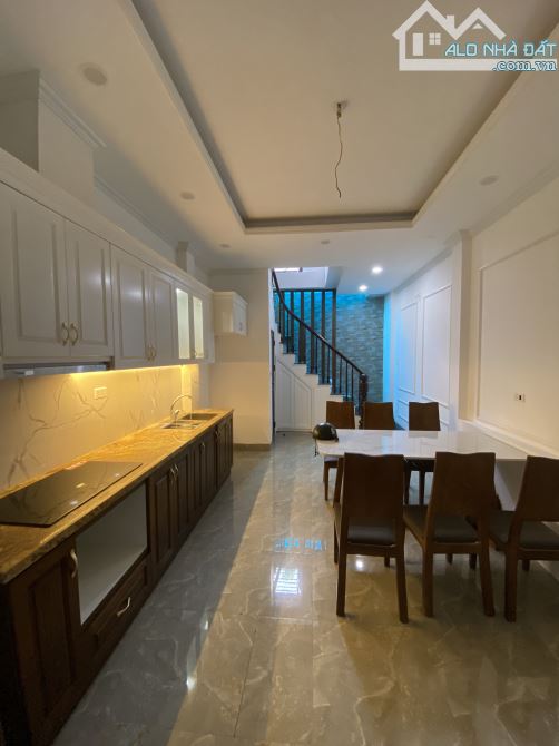 Bán Nhà Mặt Ngõ Đường Phạm Văn Đồng,  Dt 35m2, Ô Tô  Đậu Cửa,  Xây 5 Tầng,  Giá 4..6 Tỷ