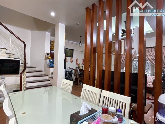 Bán nhà Biệt thự Tây Hồ 135m2 mặt tiềm 6.5m sân vườn rộng, ô tô tránh giá hơn 20 tỷ