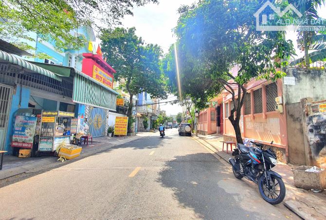 Bán đất mặt tiền kinh doanh đường 185 Phước Long B , Quận 9: 5 x 22= 111m2