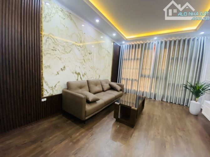 Bán nhà Ngọc Thụy, Long Biên 40m2, 7 Tầng, GARA, THANG MÁY, Ô TÔ TRÁNH, FULL ĐỒ.