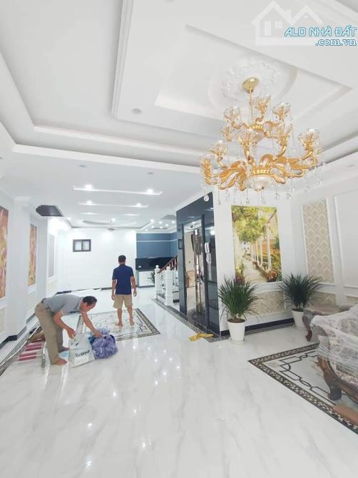 Bán nhà phố Cổ Linh, 5 tầng, 72m2, gara, lô góc, sân vườn, nhỉnh 9 tỷ