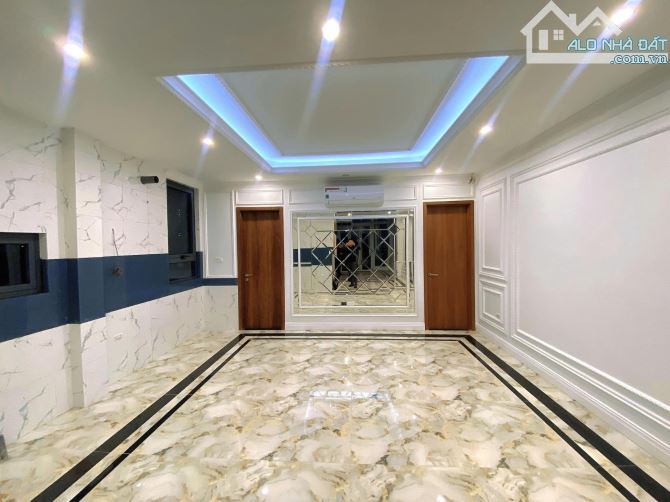 Mặt phố Nguyễn Khang Tòa nhà 9 tầng thang máy vỉa hè rộng.