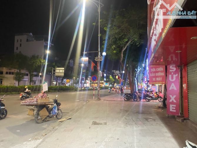 Nhà mặt tiền 4 tầng kinh doanh Nguyễn Văn Cừ, vỉa hè rộng rãi, để xe ngày đêm - 1