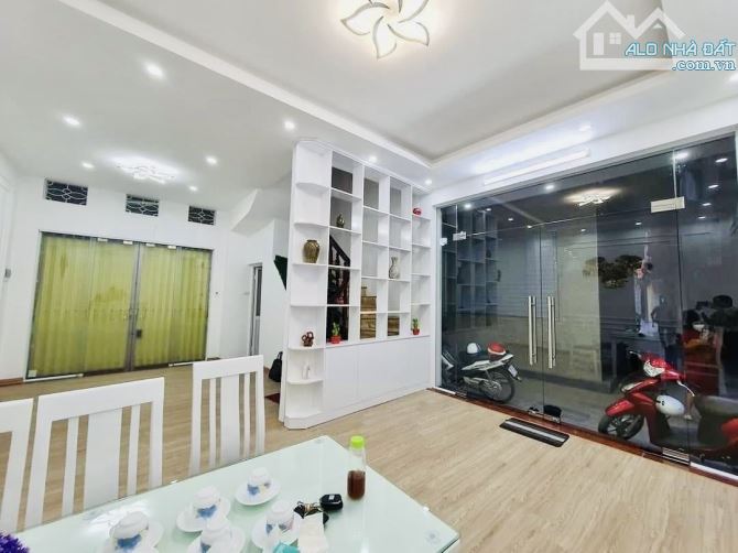 Cần bán nhà Lê Thanh Nghị, 40m2, 5 tầng, Mặt tiền 6,5m, Lô góc, 2 mặt ngõ thoáng sáng, Giá - 4