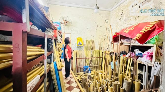 Bán nhà Đồng Nhân 25m2, 2 tầng cũ cách phố 15m ngõ thông rộng giá 3.1 tỷ sổ đỏ riêng