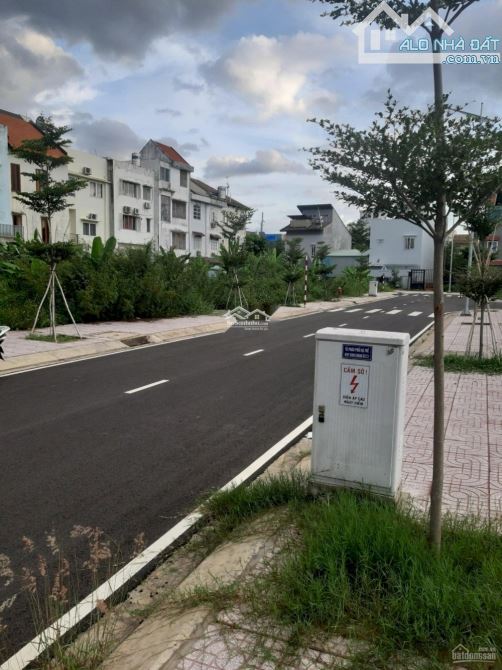 CẦN BÁN GẤP LÔ ĐẤT 200M2 NGAY ĐƯỜNG PHẠM HÙNG. GIÁ 70 TRIỆU/M2 - 2