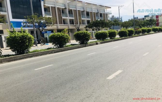 CẦN BÁN GẤP LÔ ĐẤT 200M2 NGAY ĐƯỜNG PHẠM HÙNG. GIÁ 70 TRIỆU/M2 - 4