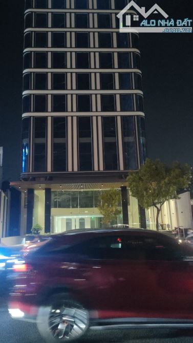 Bán gấp toà nhà 2MT Dương Quảng Hàm, P5, DT 11x28m 9 tầng  đang cho thuê 360 tr/th 52 tỷ
