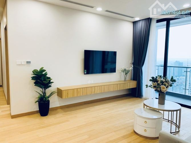 Xuống nhà đất cần bán căn hộ 3 ngủ Golden Park 135m2; nhà đẹp; ở rất giữ gìn
