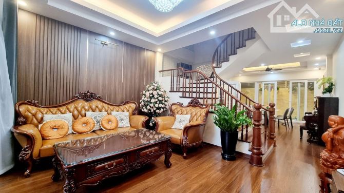 Phân lô hoàng quốc việt cầu giấy ô tô tránh vỉa hè,gần phố,2 mặt thoáng, ở víp,ngõ thông - 1
