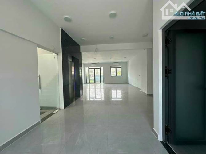 Cho thuê Tòa Nhà Hầm+ 3 lầu, mặt tiền Nguyễn Hoàng. dt 7x20m. có thang máy. nhà đẹp. 60tr/ - 3