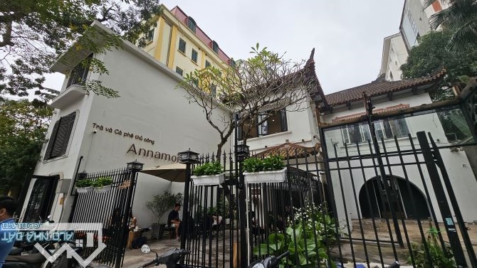 Cho thuê biệt thự cổ mặt phố Nguyễn Du DT 570m2, 3 tầng, MT 10m. Giá 300 triệu