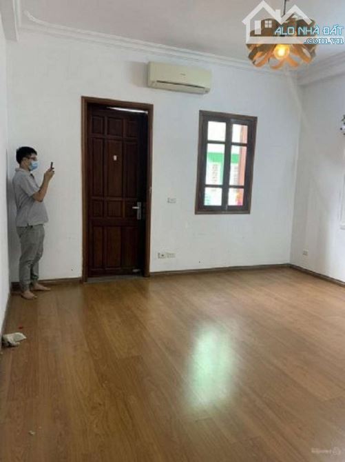 Cho thuê nhà mặt ngõ 80 đường Trung Kính. Diện tích 75m2 x 4 tầng, măt tiền 5m - 2