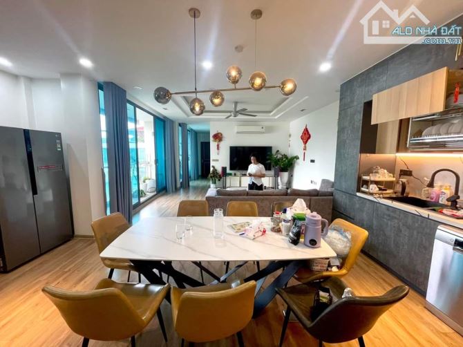 Bán Nhà MP Đội Cấn, 126m2, 5 tầng thang máy, Kinh Doanh, Lô Góc, giá 33 tỷ