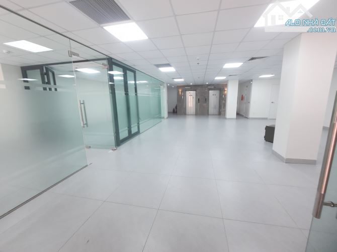 Cho thuê mặt phố 37-39 Vũ Thạnh, Đống Đa. DT 200m2, vách kính, hầm, mt 14m,giá 40tr/th
