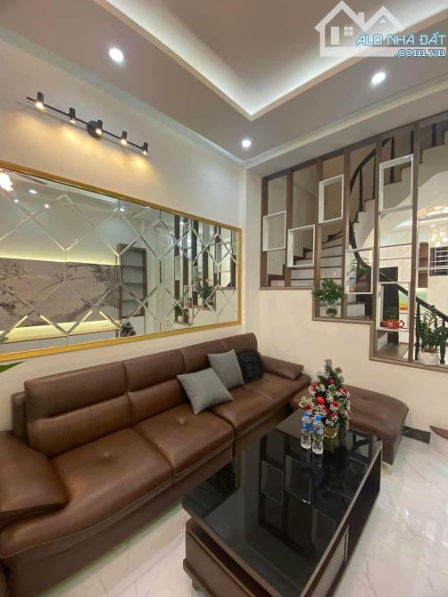 Bán nhà ngõ 175 Lạc Long Quân, nhà mới , ngõ thoáng , ô tô đỗ cửa vào nhà 37m2 5 T 6,x tỷ