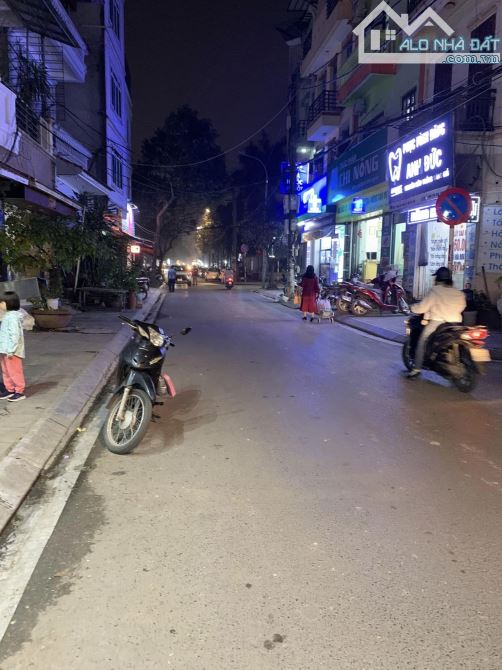 Bán Gấp Nhà Xuân La - Tây Hồ - Vỉa Hè ô tô tránh. DT 100M2 x 3 Tầng. MT 5m.