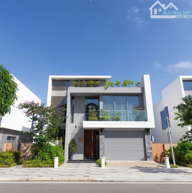 Hiếm! Biệt thự vừa có sông có biển, có sân golf, có diện tích 336m2, có sổ đỏ giá 12,5 tỷ