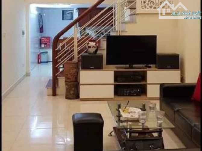 Bán Nhà Phố Nguyễn Khoái, 61m2, 3 Tầng, 4.9 Tỷ, Nhà Đẹp, Kinh Doanh