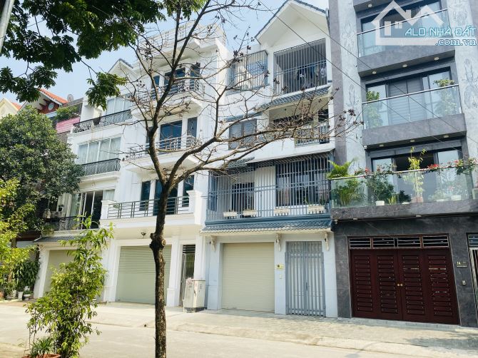 Liền kề Sài Đồng, vỉa hè, 4 thoáng trước sau, sân vườn, DT 100m2, 5T, MT 6m, hơn 17 tỷ