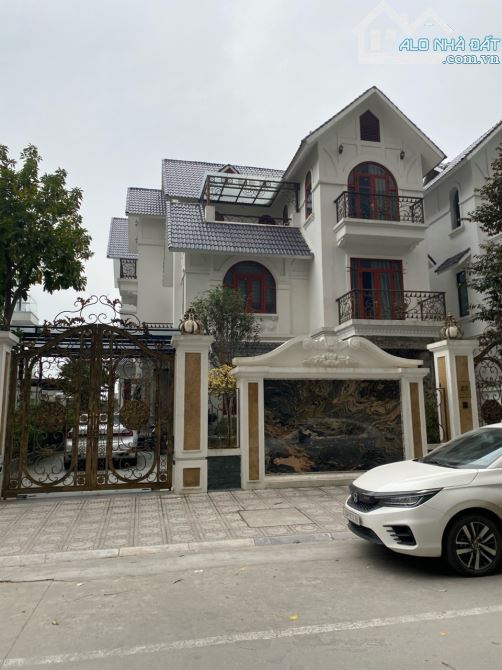 Bán BTĐL khu A2 geleximco 365m2, cực bề thế, 3 bước ra Lê Trọng Tấn