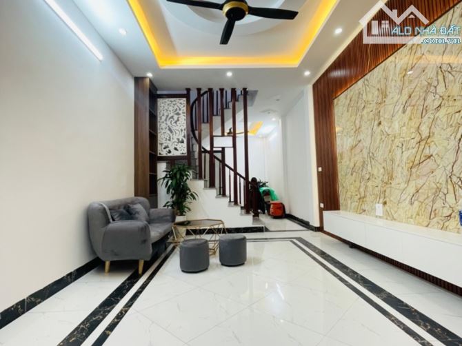 Bán Nhà Lĩnh Nam, 42m2, 5 Tầng, Giá 4.1 Tỷ, Gần Phố, Ở Luôn