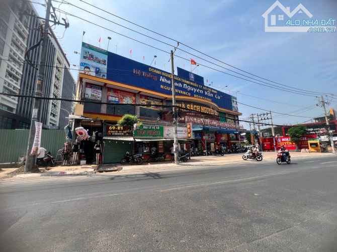 Cho thuê nhà 188 Võ Văn Ngân, Thủ Đức. MT 42m, DTSD ~ 2000m2 - 2