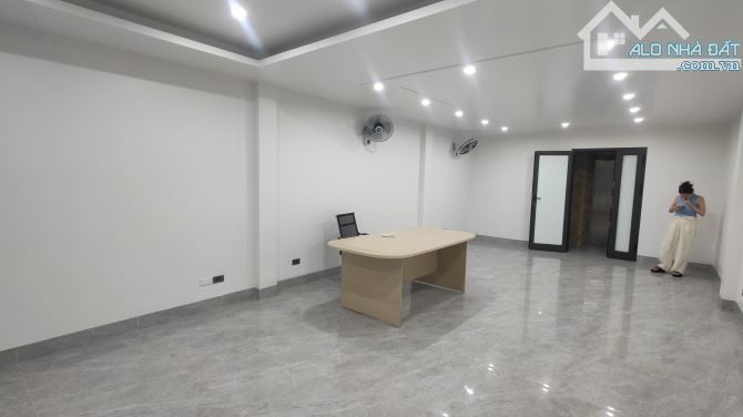 Cho thuê văn phòng Thanh Xuân DT 60m2 full nội thất, thang máy, miễn phí dịch vụ, giá 10tr - 2
