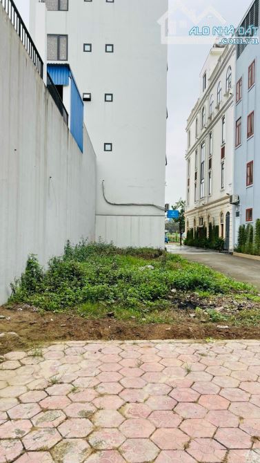 Bán lô góc khu phân lô sau Quận Uỷ Hồng Bàng DT: 100m MT: 5m Giá: 78 triệu/m2 Ms Minh