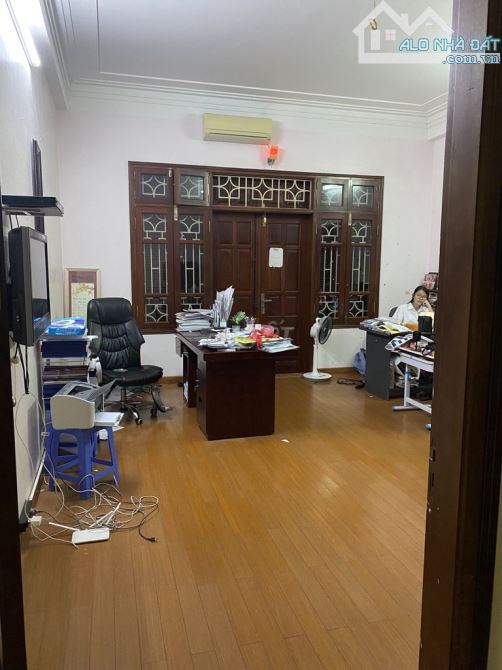 Cho thuê nhà ngõ 6 Trần Quốc Hoàn, diện tích 60m2 x 5 tầng mặt tiền 5m, đường 8m - 1
