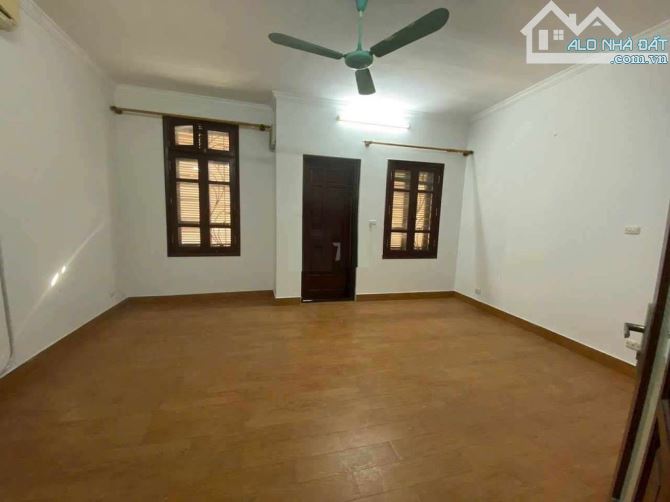 Cho thuê nhà ngõ 6 Trần Quốc Hoàn, diện tích 60m2 x 5 tầng mặt tiền 5m, đường 8m - 2