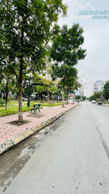 Bán lô góc khu phân lô sau Quận Uỷ Hồng Bàng DT: 100m MT: 5m Giá: 78 triệu/m2 Ms Minh - 2
