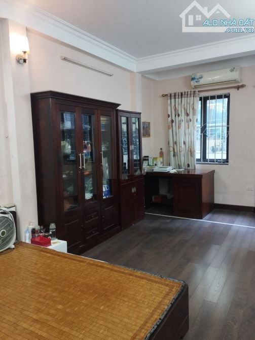 Cho thuê nhà ngõ 6 Trần Quốc Hoàn, diện tích 60m2 x 5 tầng mặt tiền 5m, đường 8m - 3