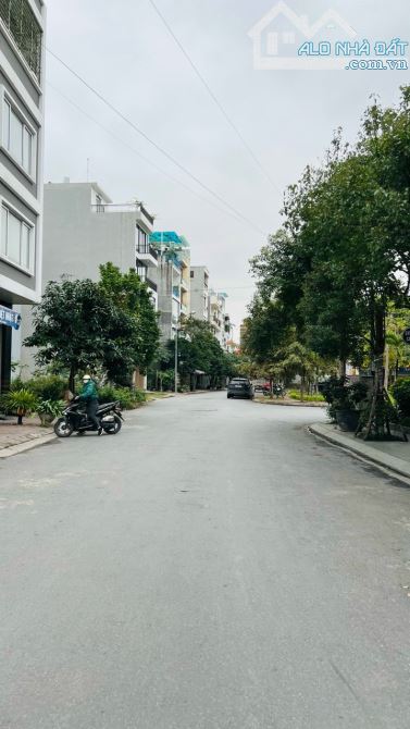 Bán lô góc khu phân lô sau Quận Uỷ Hồng Bàng DT: 100m MT: 5m Giá: 78 triệu/m2 Ms Minh - 3