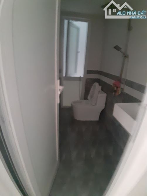 Cho thuê nhà ngõ 6 Trần Quốc Hoàn, diện tích 60m2 x 5 tầng mặt tiền 5m, đường 8m - 5