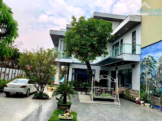 Bán biệt thự mặt tiền Tôn Đản, DT 565m2, 3 tầng, Đg 10.5m, giá 27.5 tỷ