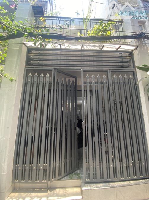 Phường 15. Q10. Hẻm ba gác thông. 52m2. 2 tầng. 2pn. Ban công. Giếng trời. Chỉ 6,3 tỷ tl