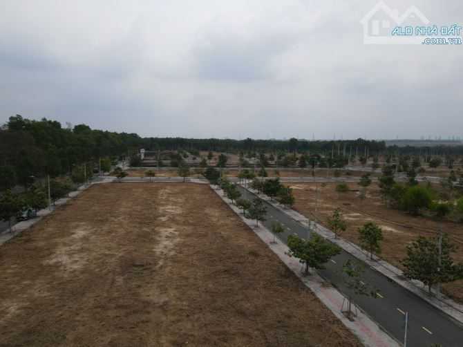 Bán lô đất DT 80m2 trong dự án Vitory city Bàu Bàng. Ngay THHC. Sổ riêng. Giá 1,98 tỷ