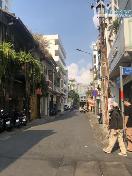 MT Huỳnh Khương Ninh, Phường Đa Kao, Quận 1. DT 10.5x30m, 5 tầng HĐT 200tr/1th. Giá 78 tỷ