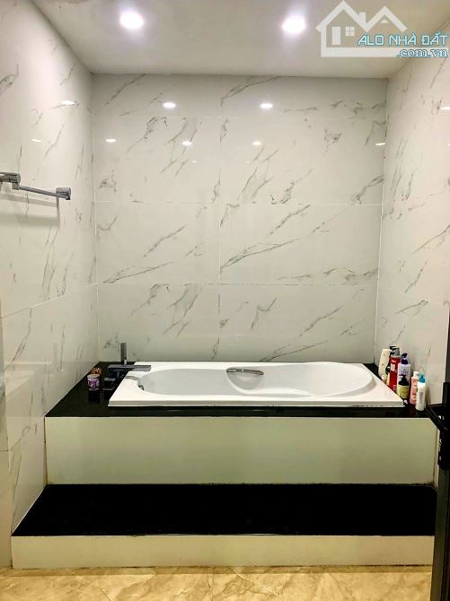 Bán biệt thự mặt tiền Tôn Đản, DT 565m2, 3 tầng, Đg 10.5m, giá 27.5 tỷ - 12