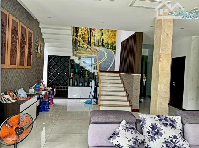 Bán biệt thự mặt tiền Tôn Đản, DT 565m2, 3 tầng, Đg 10.5m, giá 27.5 tỷ - 2