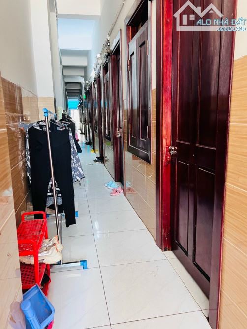 Tòa nhà 5 tầng đã hoàn công ngay ĐH Marketing Lê Văn Việt Q9 sẵn thu nhập 150tr/th - 2