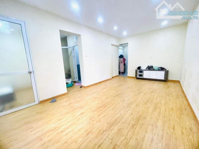 Bán căn hộ tập thể phố Vũ Ngọc Phan, 90m2, 3 phòng ngủ