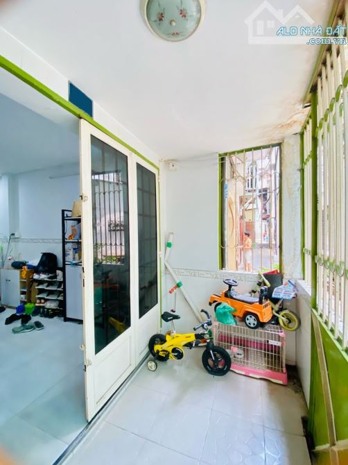 Ngô Gia Tự. Q10. Hẻm 3m thông 1 xẹt. Gần 50m2. 2 tầng. Nở hậu. Chỉ 5,x tỷ - 1