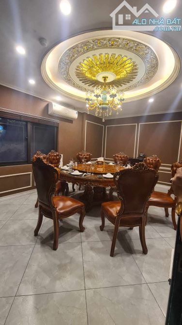 Mặt phố Nguyễn Khuyến Đống Đa giá rẻ như trong ngõ chỉ nhỉnh 200 triệu/m2 - 2